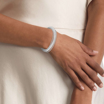 Τριπλό γυναικείο βραχιόλι Calvin Klein 35000625 ατσάλινο ασημί, φορεμένο.